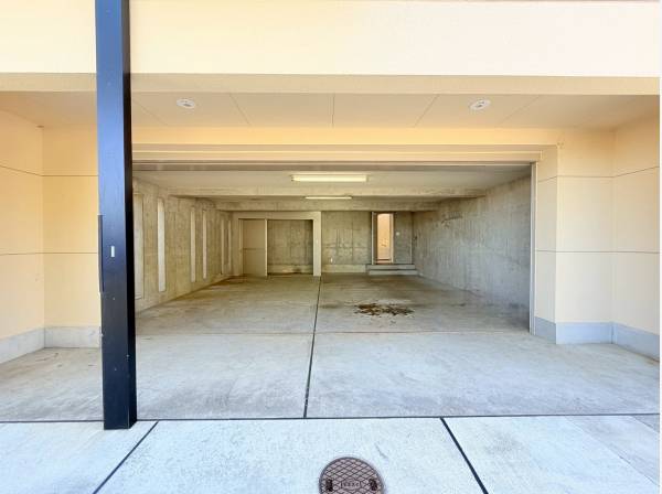 ゆとりあるガレージ、収納スペースも備えており愛車の整備も！