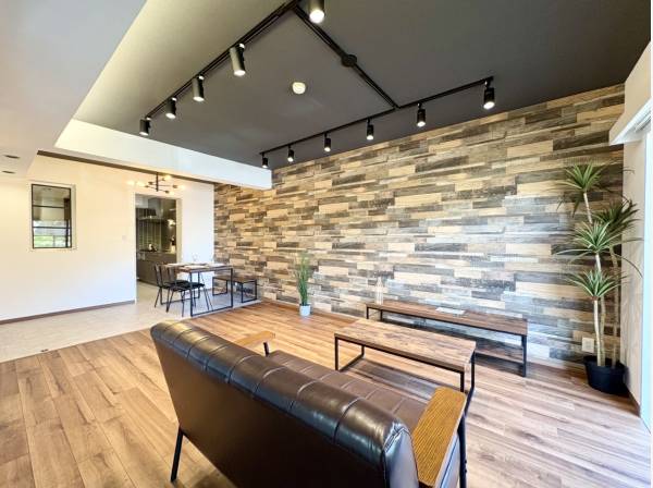 爽やかな陽光に照らし出される表情豊かなリビング