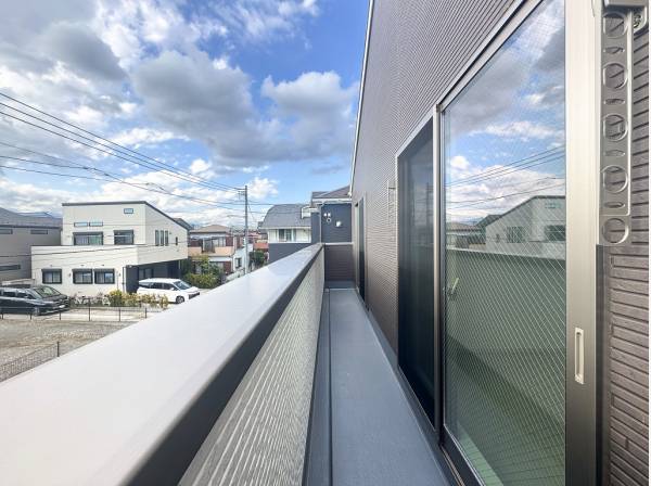 陽当たり良好なワイドバルコニーには大きな布団を並べて干せそうです