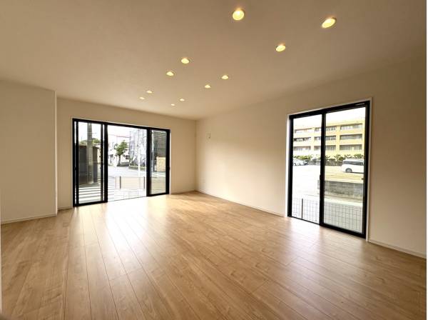 大きな開口部から光がたっぷり入り一日が気持ちよく始まります