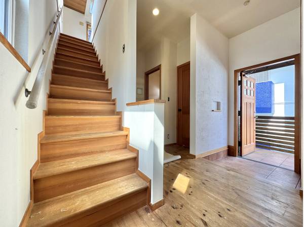 木の温もりに迎えられる、やさしい玄関空間。