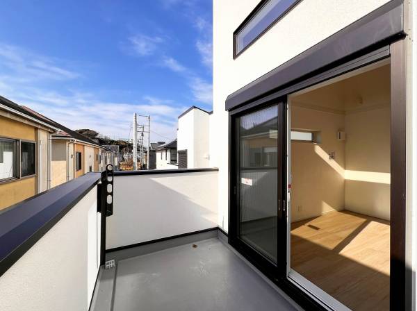 高い建物が少なく遠くに緑が広がる穏やかな景色が広がります