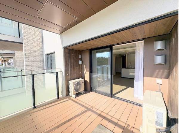 日当たりの良いウッドテラスでのんびりと