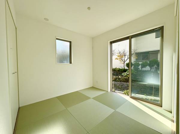 リビングと繋がる約4.5帖の和洋室
