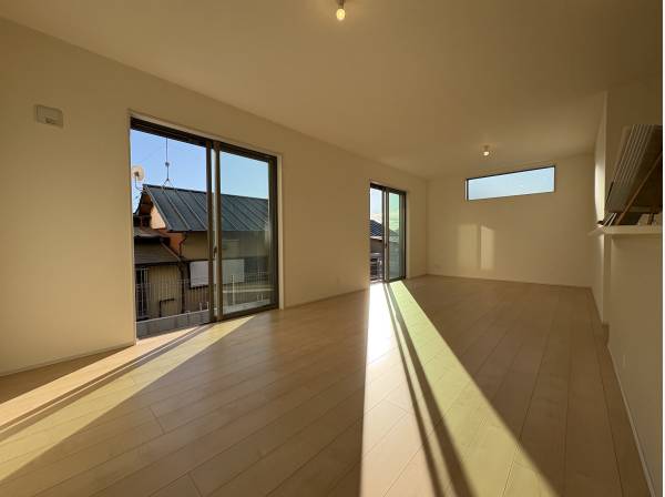 リビングには大きな窓を2つ設け、明るさと心地よさを感じられる空間