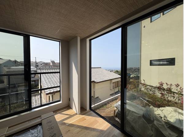 1階洋室からも海を望みます