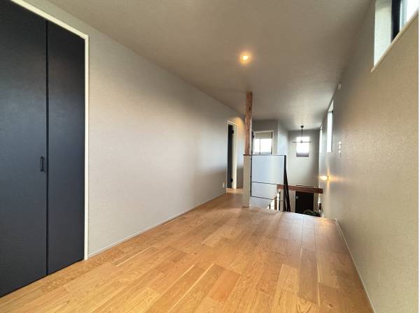 階段上がってすぐのフリースペースはテレワークやお子様の遊び場にも♪