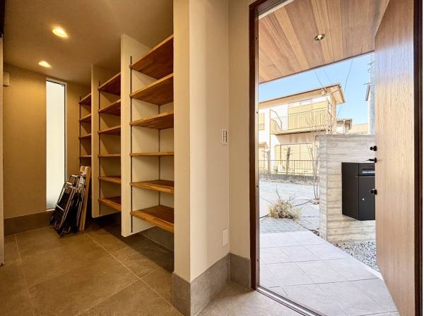 SIC付きの広々とした玄関スペース