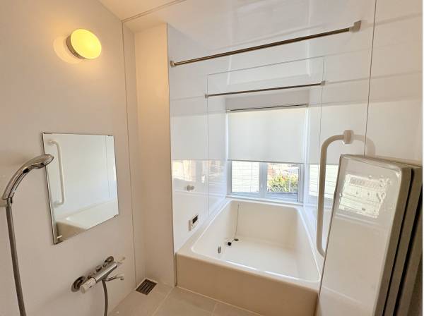 窓からも眺望を楽しめるバスルーム