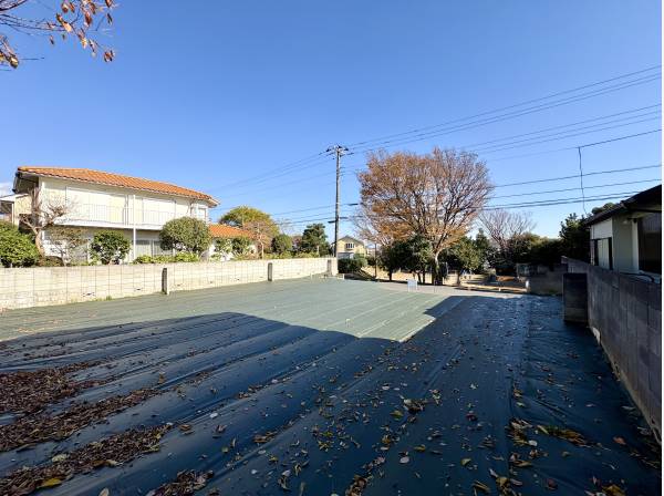 陽ざしが敷地全体に広がり伸びやかな眺めが続く広さです