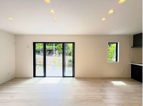 LDKの大きな窓には緑の借景が広がります