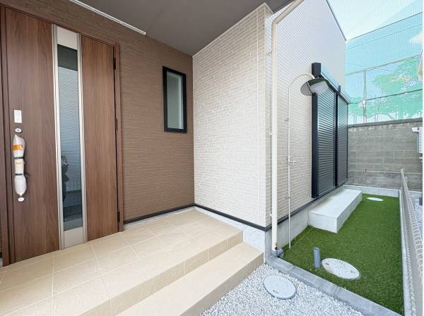 玄関には海帰りに嬉しい外シャワーと小さなお庭