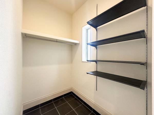 土間収納ならウェットスーツやレインコートを濡れたまま掛けられて便利♪