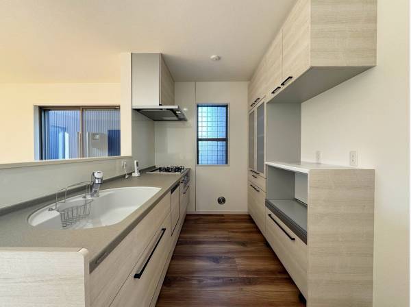 キッチン背面には収納備え付け。