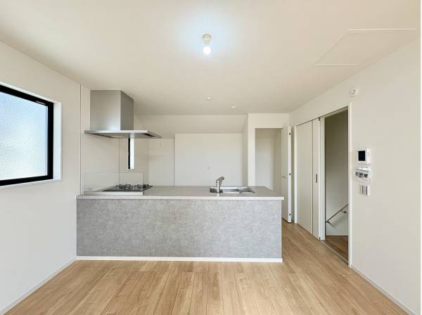 カウンターが調理スペースと同じ高さで、調理のしやすい対面式のキッチン