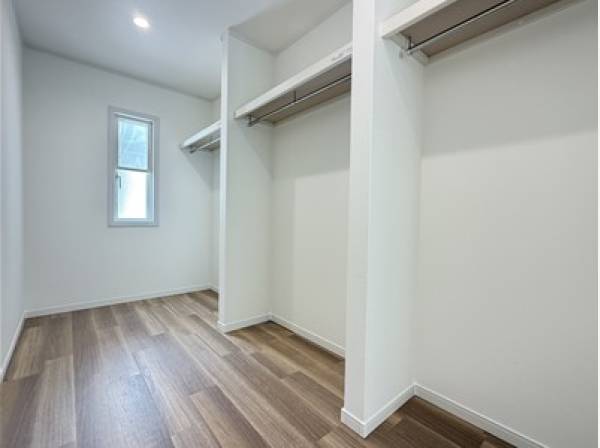 WICにはご家族分のお洋服も容易に収納が可能です