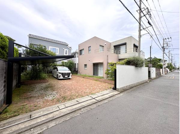 ゆとりある前面スペースと駐車場を備えた、開放感あふれる住まいです。