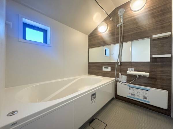 緩やかな曲線がもたらす包容力とウッドの温もりが調和した安らぎのバスルーム