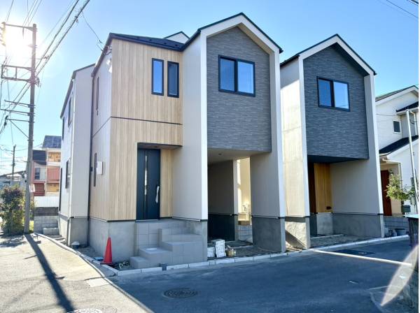 スタイリッシュな外観。車庫付きの新築戸建。