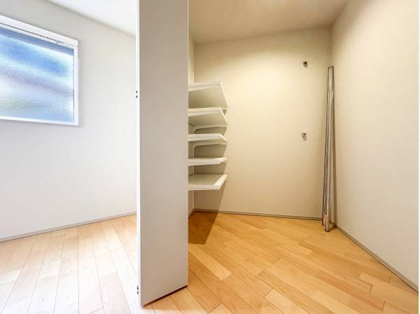 大容量のウォークインクローゼットは季節家電なども収納できそうですね