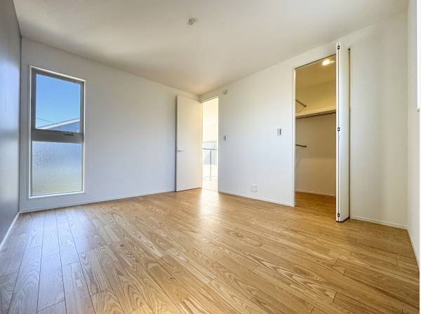 大きなベッドを置いても生活空間にゆとりが生まれるWICを完備した洋室