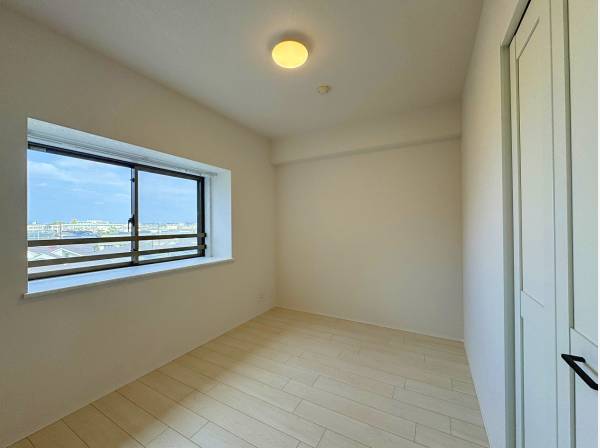 北側のベッドルーム。丹沢山系の方角に抜け感がある眺望。