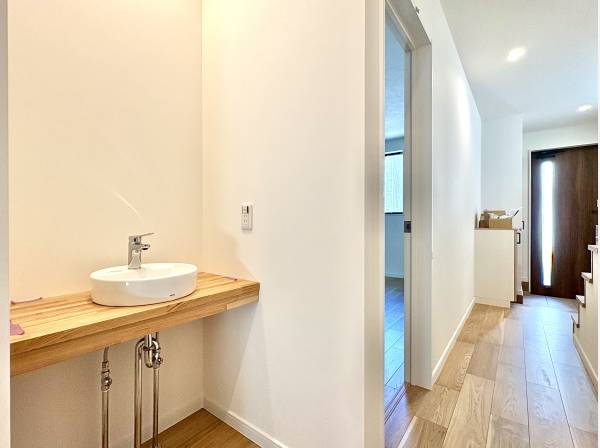 玄関には手洗いカウンター付き