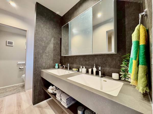 回遊式の動線に優れた2ボウルの洗面スペース