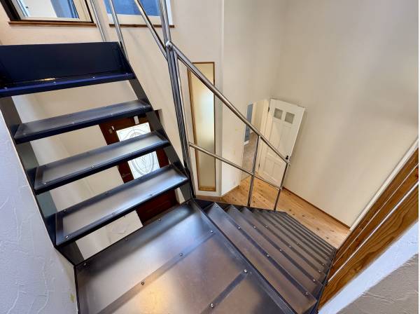 抜け感あるスケルトン階段が、空間にリズムと個性を演出。