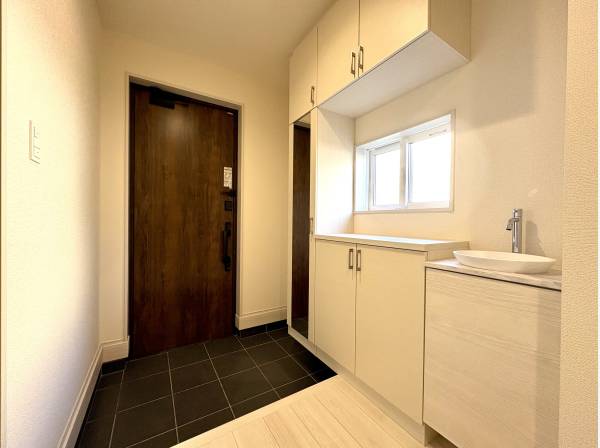 手洗いカウンター付きの収納たっぷりな玄関