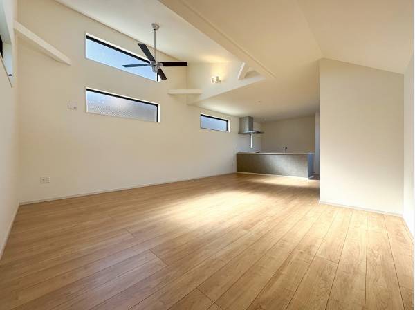 勾配天井の高窓から明るい陽射しを感じるリビング