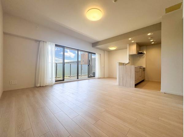 リフォーム済みの室内は新築のような美しさ 床暖房も嬉しい♪