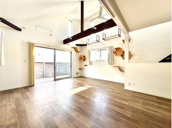 リビングからウッドデッキへはシームレスに繋がります。