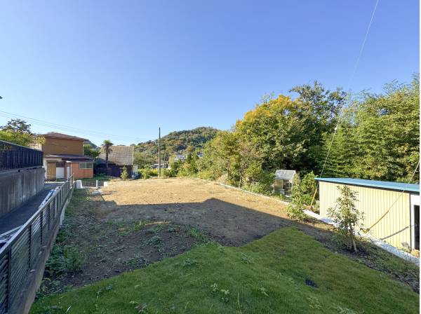 敷地の上から。空が広く山並みも見えます。