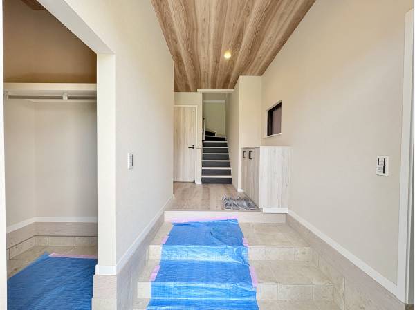 広く空間を取った玄関スペース