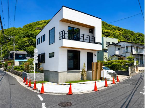 二方向道路の開放感。葉山の自然に馴染むデザイン住宅。