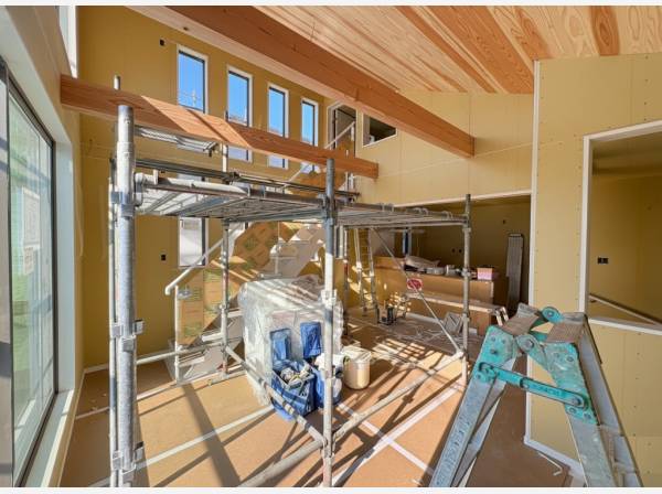 小窓が多く開放感ある作り