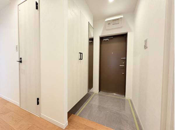 全身鏡の付いた玄関
