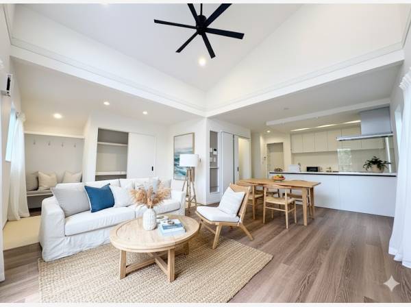 開放感ある勾配天井のLDK（家具はイメージです）