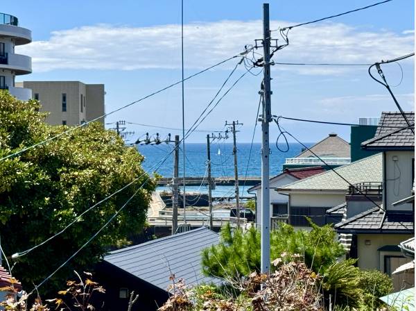 室内から海が見えます