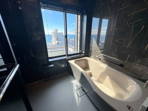 海が望めるバスルーム