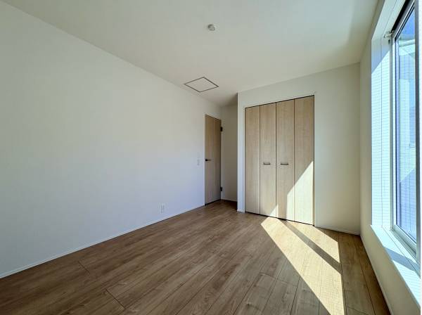 陽光がたっぷり差し込む！収納完備でスッキリ片付く明るい洋室