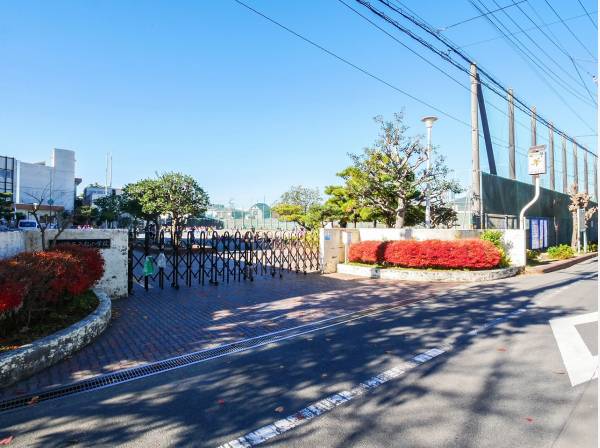 八松小学校まで徒歩１分と子育て家庭にもオススメ(約70ｍ)