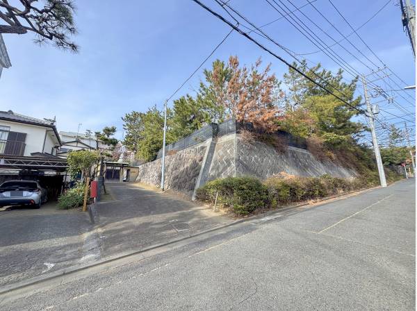 前面道路はゆとりがあるので車での出入りがスムーズ