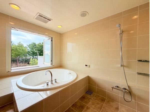 素敵なバスルームからはオーシャンビューのリラックス空間に