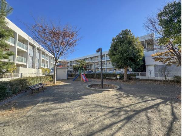 マンションに隣接した菱沼海岸公園
