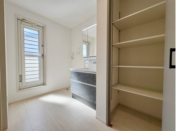 勝手口付きのパウダールーム！