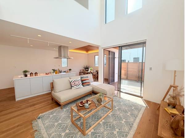 開放感のある吹き抜けに内と外両方を楽しむ素敵なデザイン