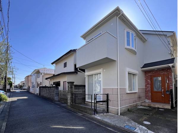 2階の出窓や温かみのある色使いなどが可愛らしい雰囲気のお家