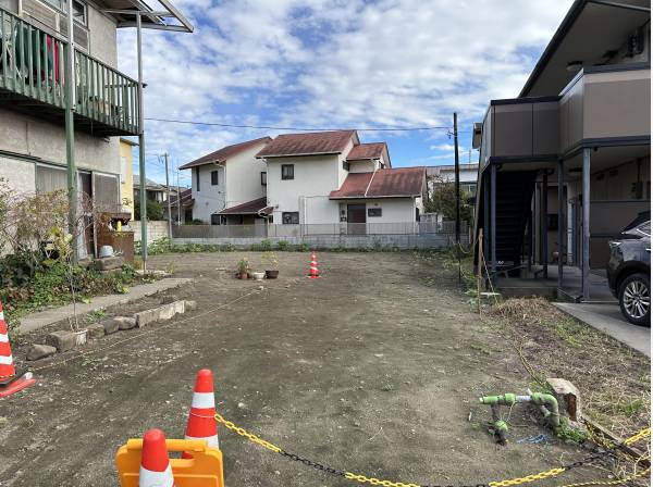 間口も広々としたアプローチのし易い土地です